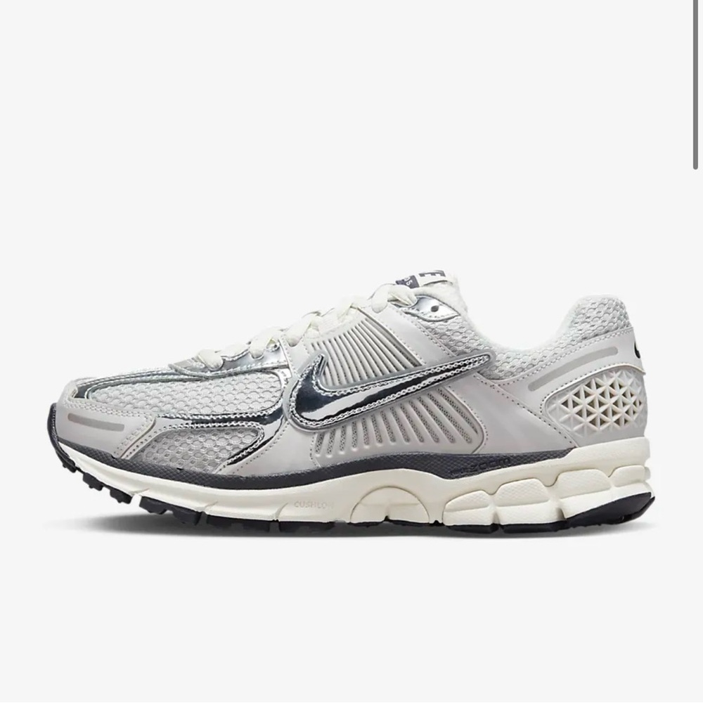 Nike Zoom Vomero 5 (size 7 women’s)